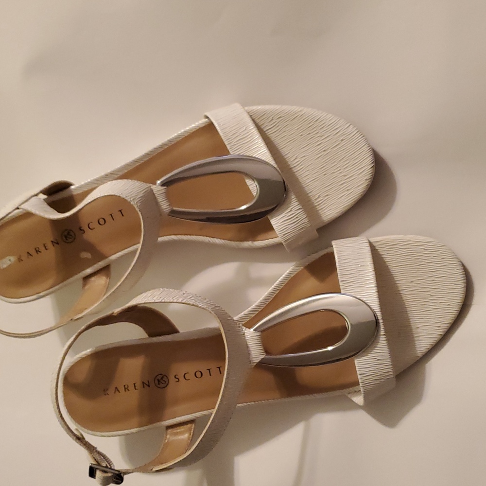 Karen Scott White Wedge Sandals with Silver Accent 8M
